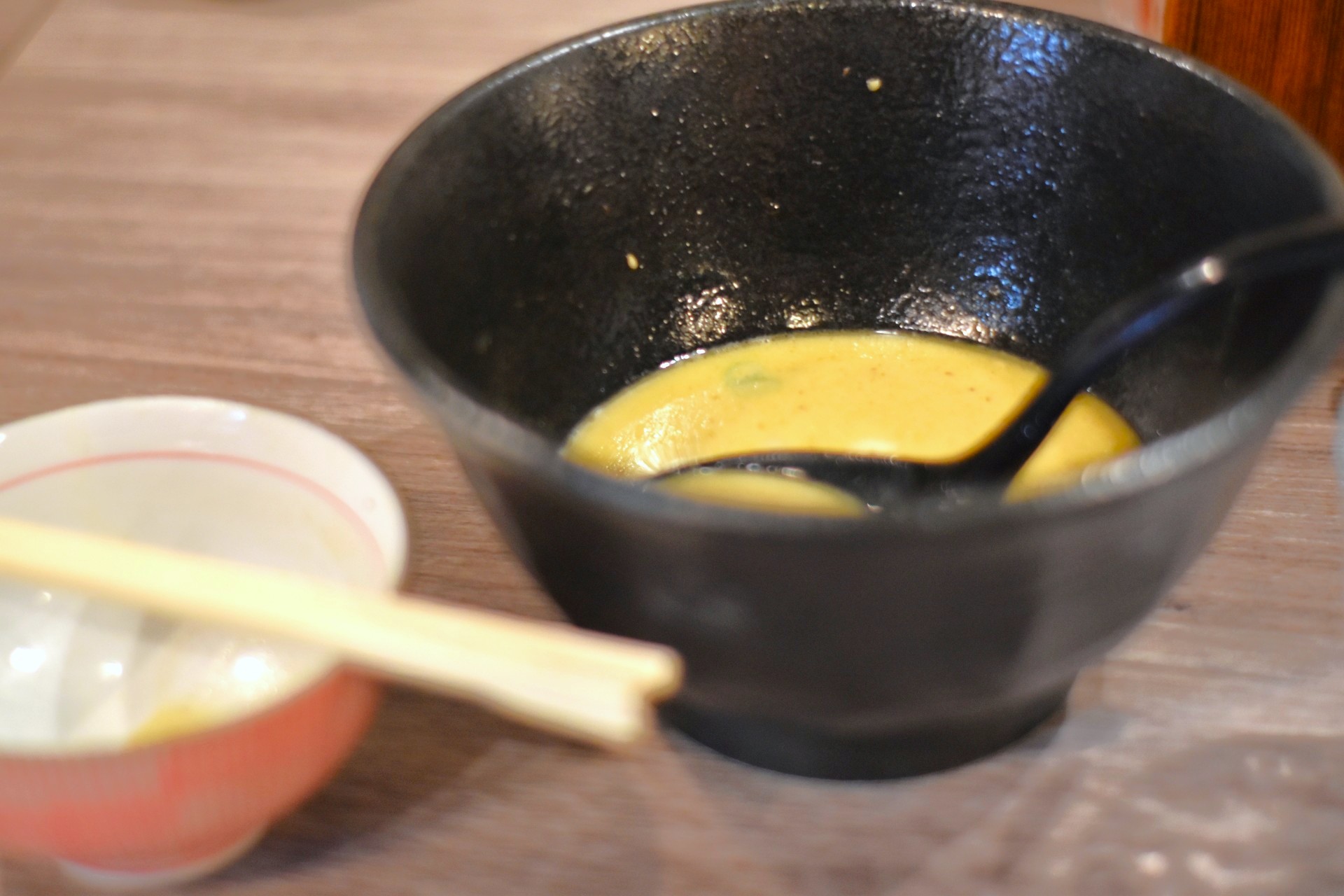 麺類のスープを残す