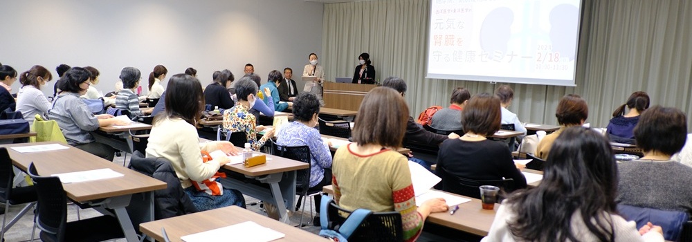 会場で直接話を聞く