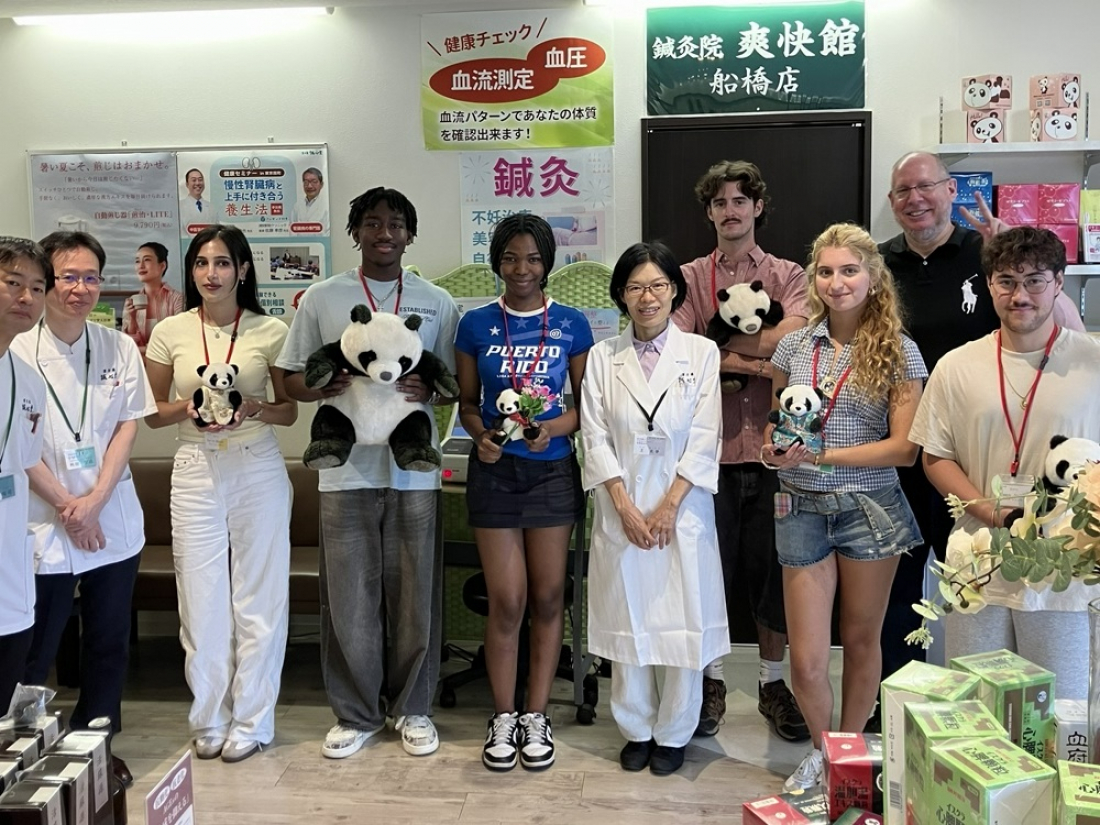【NEWS】英国・ポーツマス大学の学生が誠心堂薬局を訪問 中医学・漢方薬・鍼灸を実際に体験し、日本の伝統医療への理解を深める