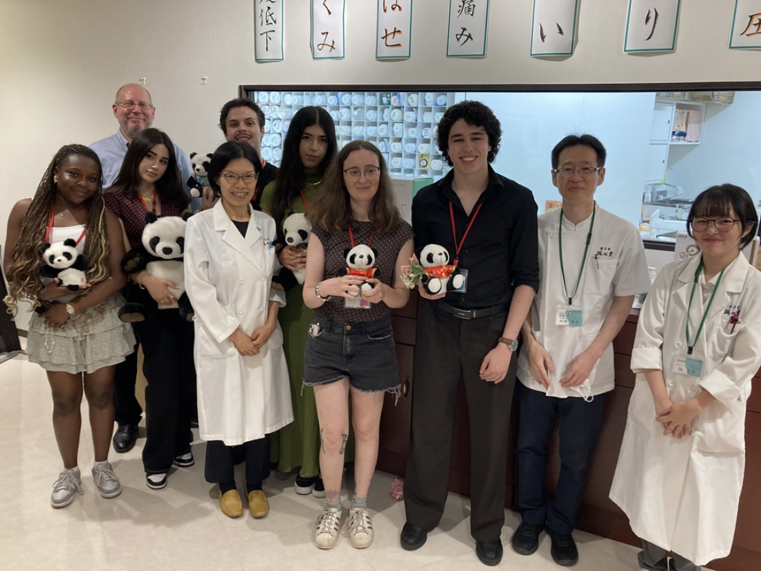 【NEWS】英国・ポーツマス大学の学生が誠心堂薬局を訪問 中医学・漢方薬・鍼灸を実際に体験し、日本の伝統医療への理解を深める