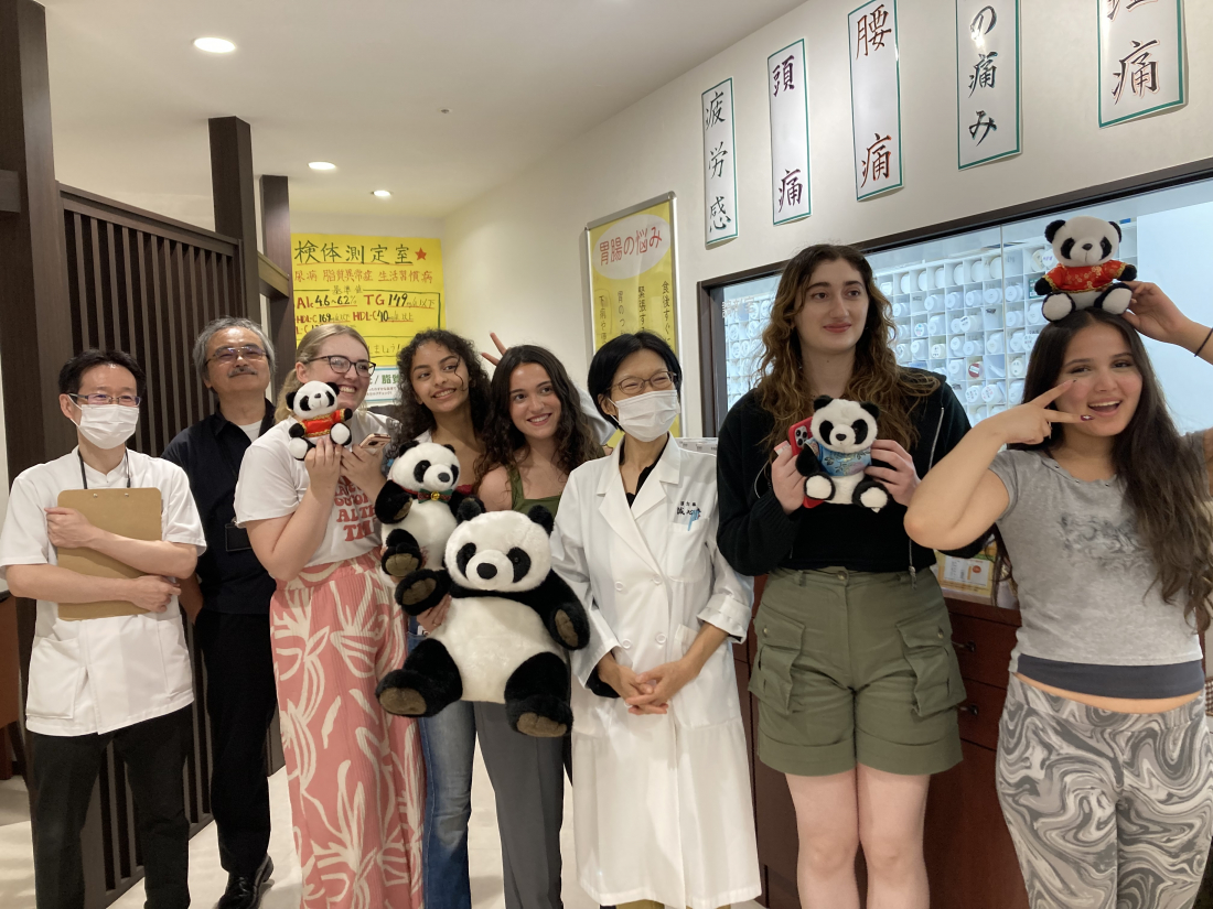英国・ポーツマス大学の学生さんが津田沼店を見学されました｜誠心堂薬局