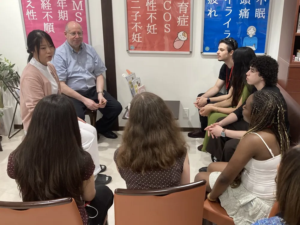 鍼灸師と学生